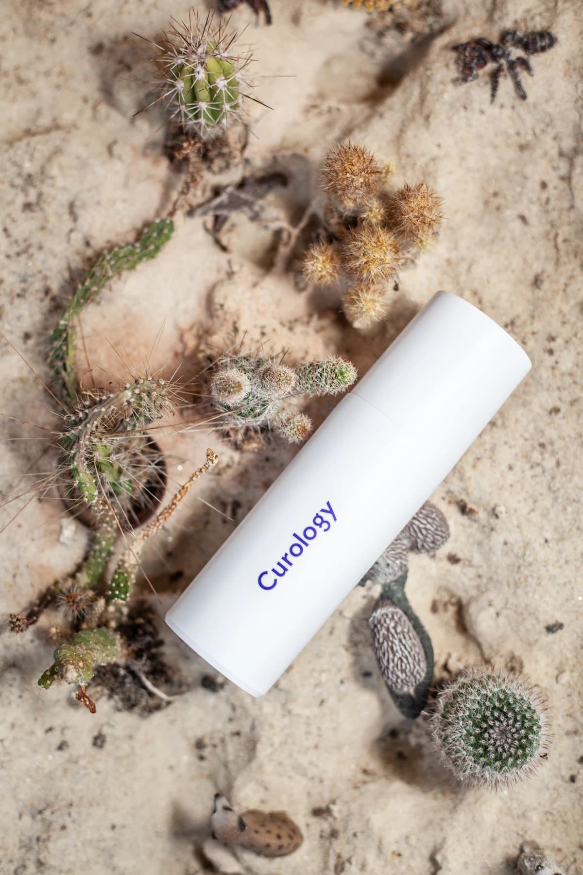 Dermaroller op een schone badkamerplank naast skincare-producten voor een thuis-microneedling-routine