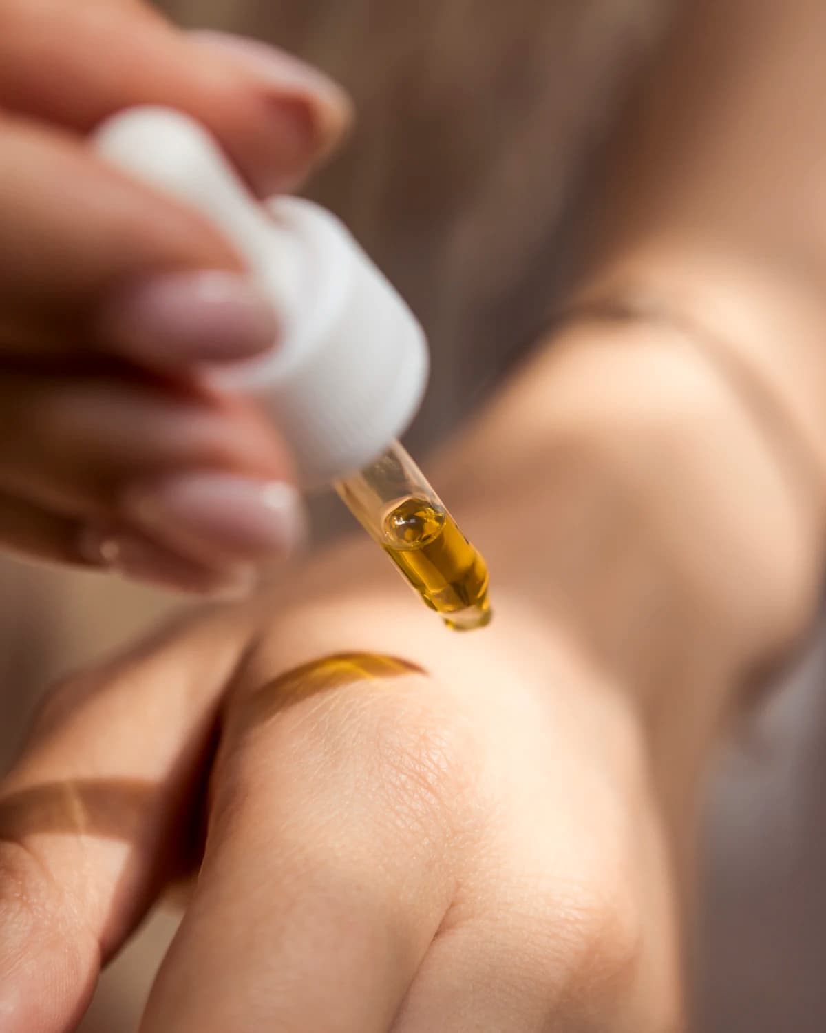 Klant krijgt een Olaplex behandeling bij de kapper waarbij het product zorgvuldig wordt aangebracht