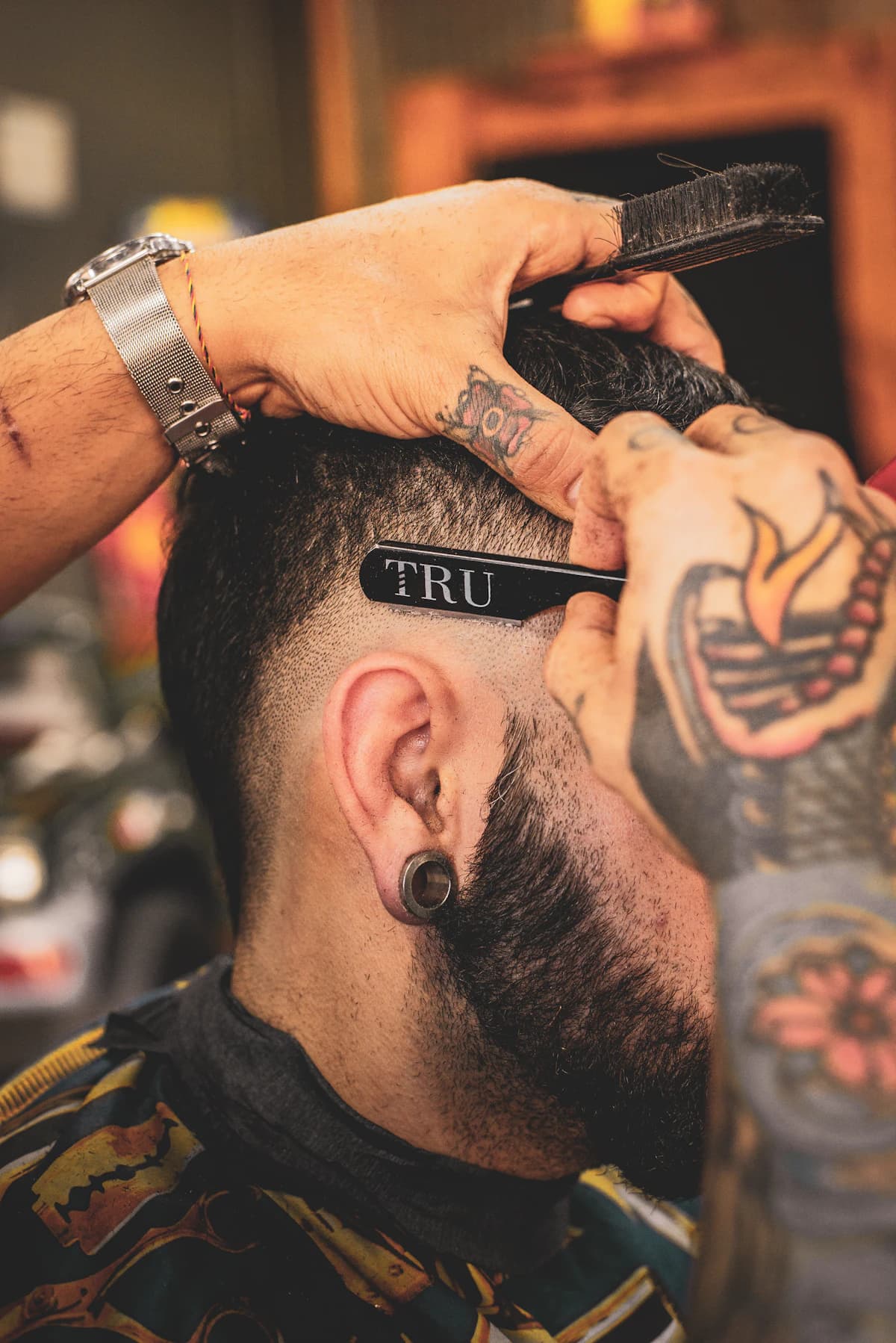 Turkse kapper geeft een klassieke heren-knipbeurt met scheermes en hete handdoeken in een traditionele barbershop
