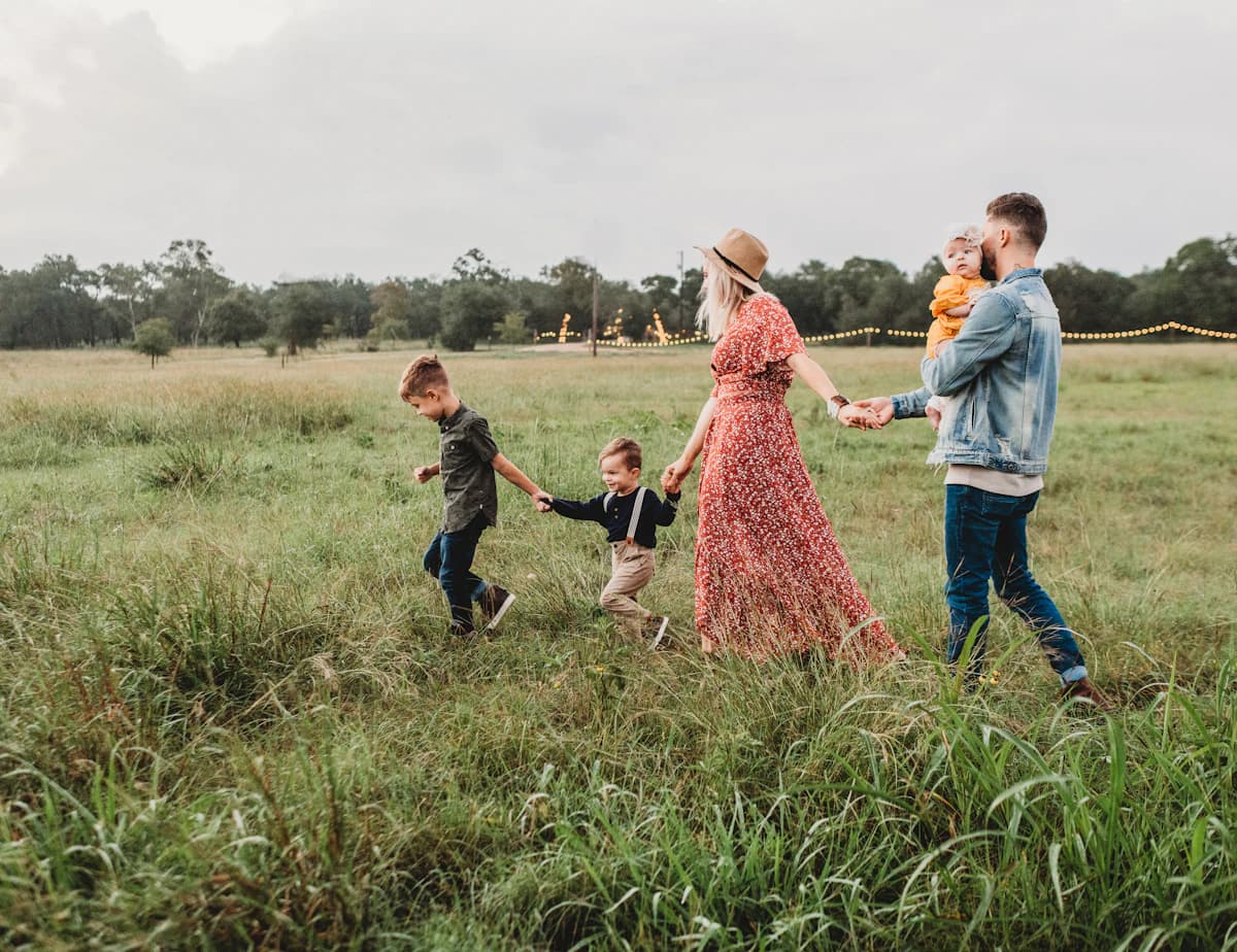 Gezin werkt aan gezonde routines met behulp van een lifestyle coach