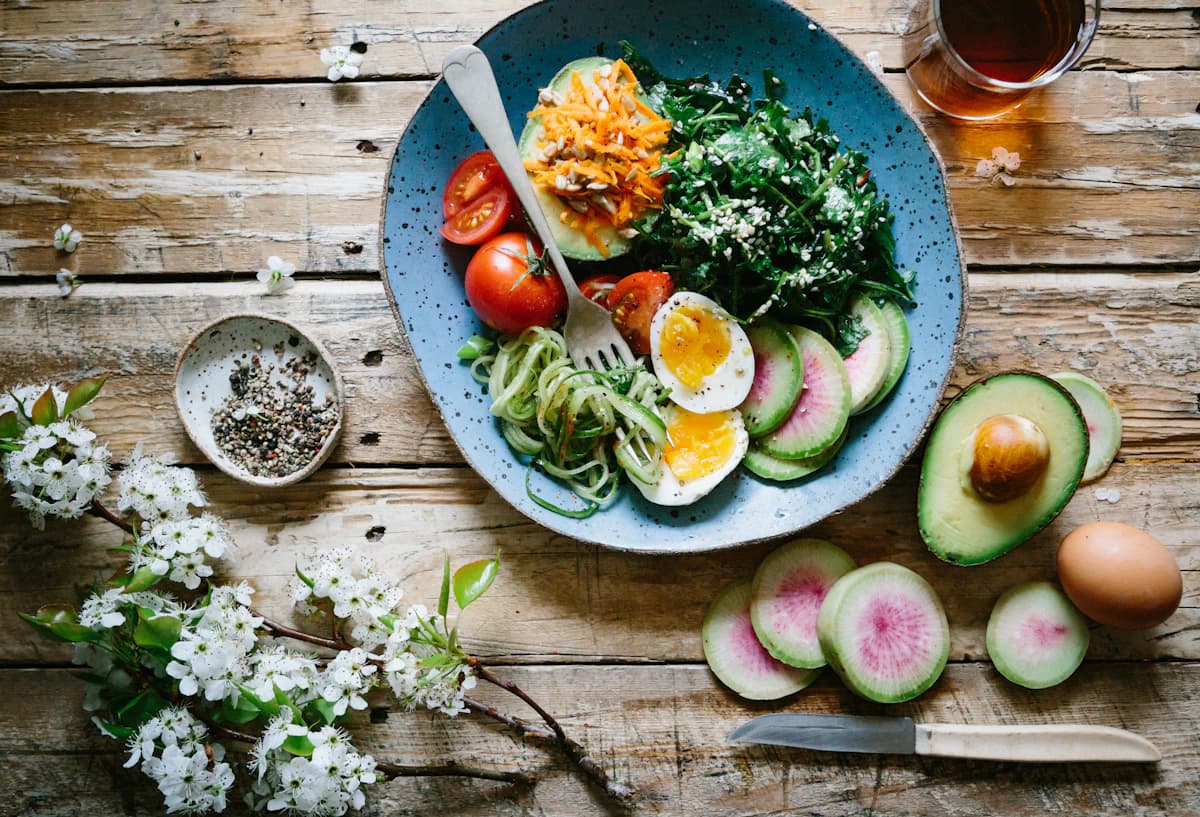 Lifestyle coach bespreekt voedingsgewoonten en eet-patroon met cliënt