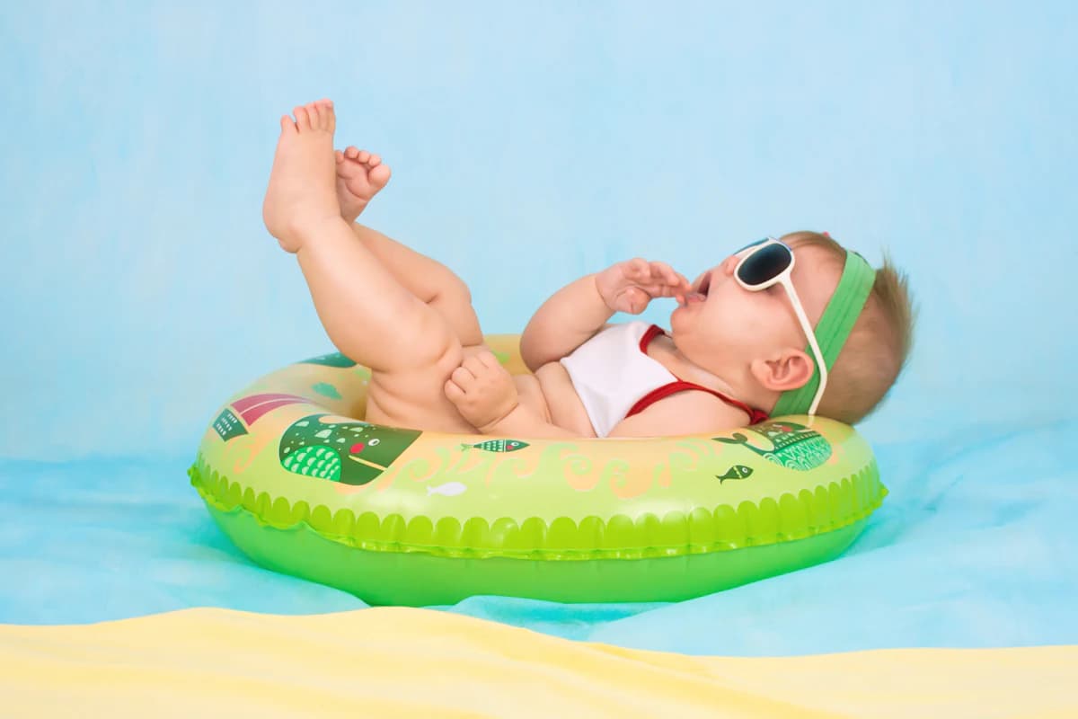 Ouder geeft baby een rustige Shantala-babymassage in een warme, kalme ruimte