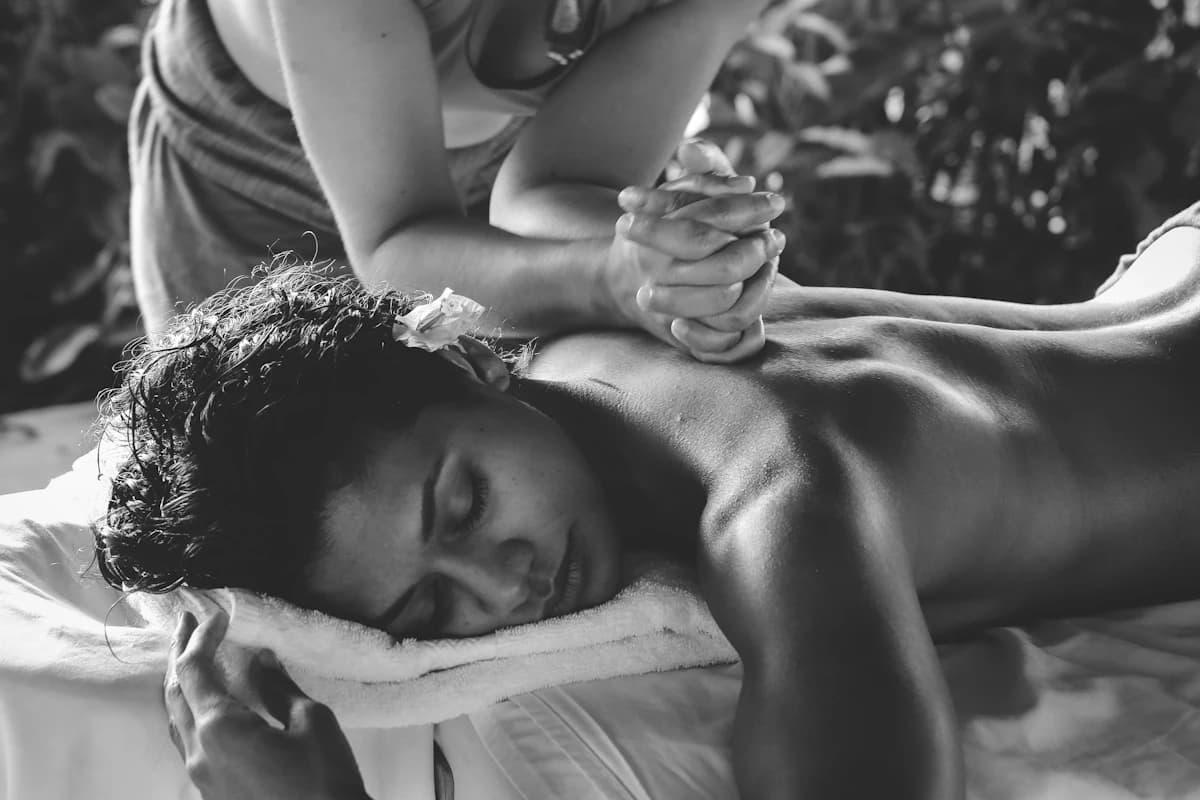 Twee massagetafels naast elkaar in een serene wellness-kamer voor een duo massage