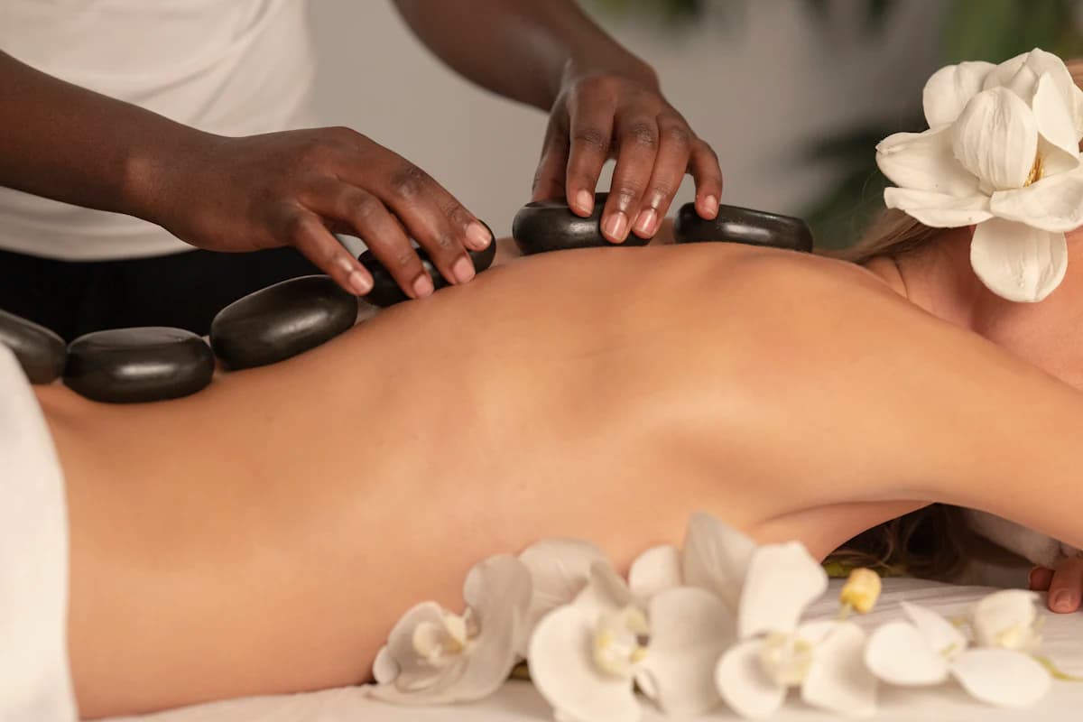 Drie symbolen van massagetradities: warme stenen, een Thaise futon en een shiatsu-praktijk