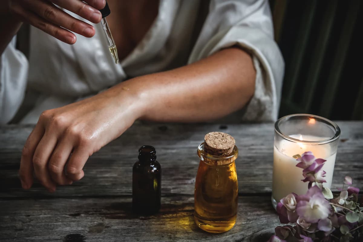 Verpakte cadeaubon op een houten tafel met linten en kaartje, klaar om te schenken