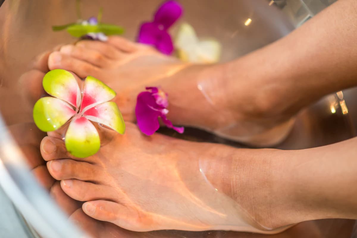 Reflexoloog werkt op specifieke drukpunten in de voet tijdens een voetreflexmassage