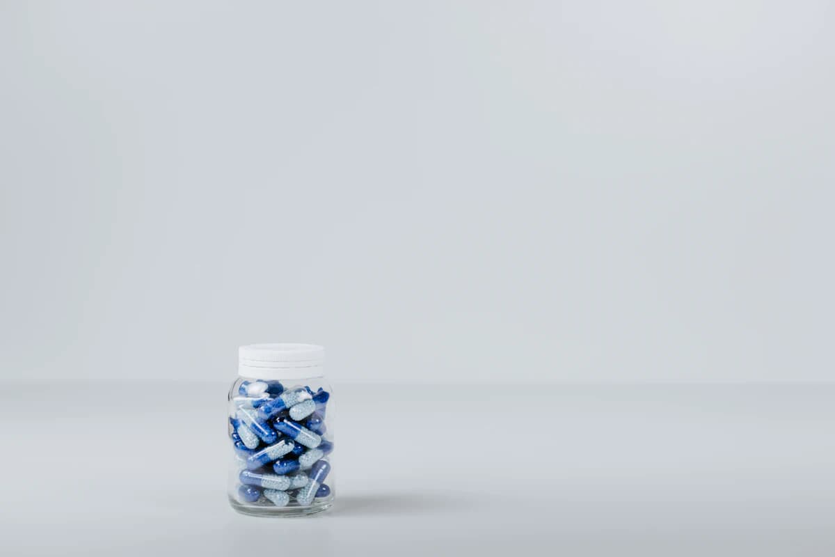 Glas water op een houten tafeltje naast een opgevouwen badjas na een wellness-sessie