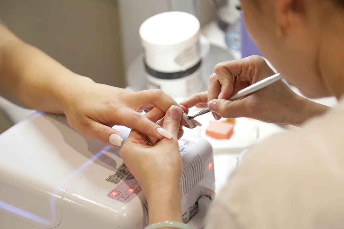 Verschillende finish-effecten op nagels: chrome, glitter, magneet
