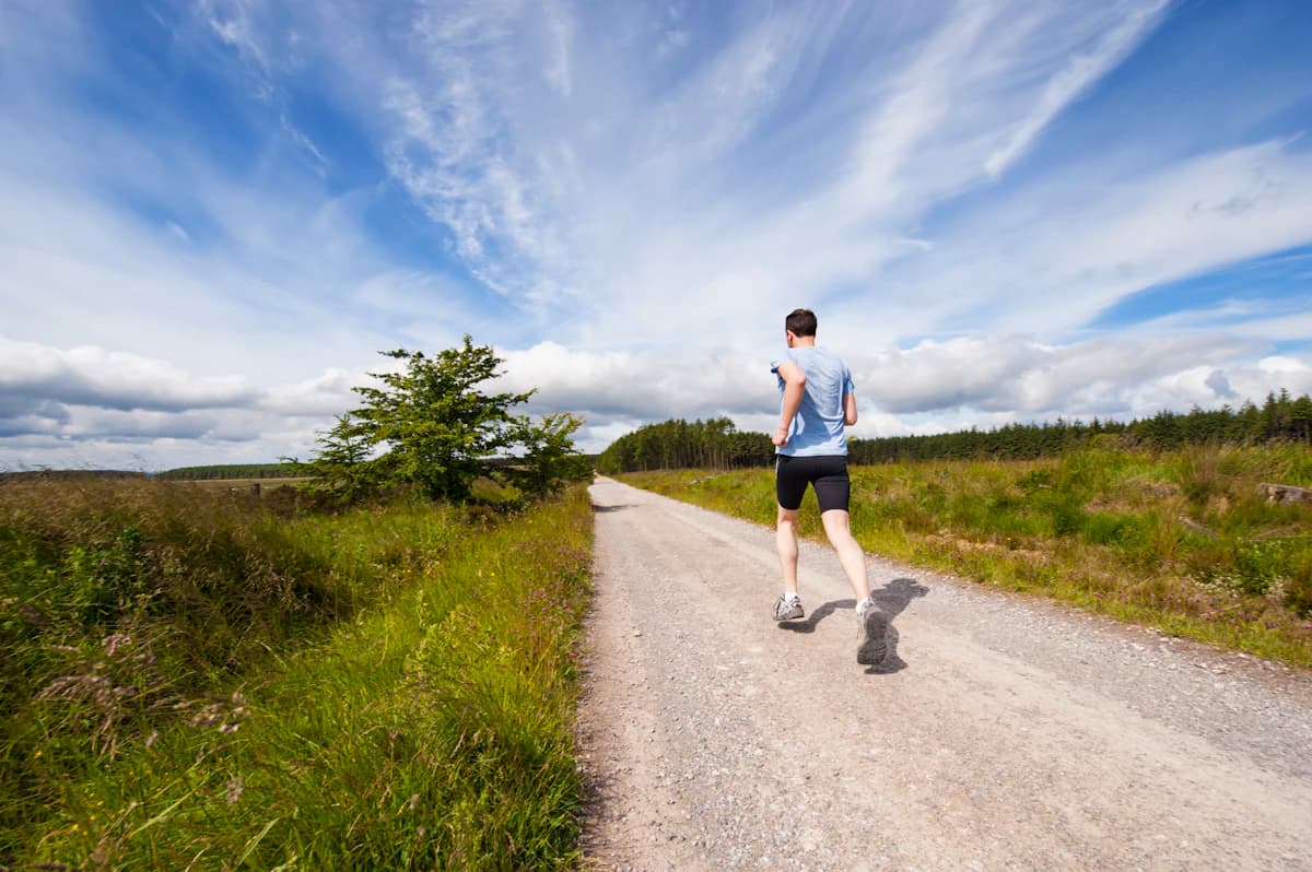 Hardloper trekt hardloopschoenen aan en inspecteert voeten