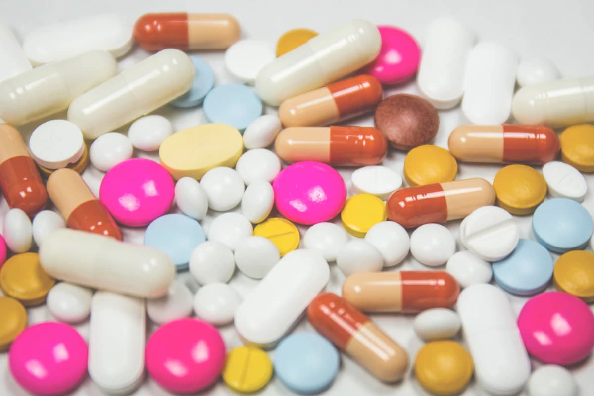 Multivitamine potten en pillen op tafel