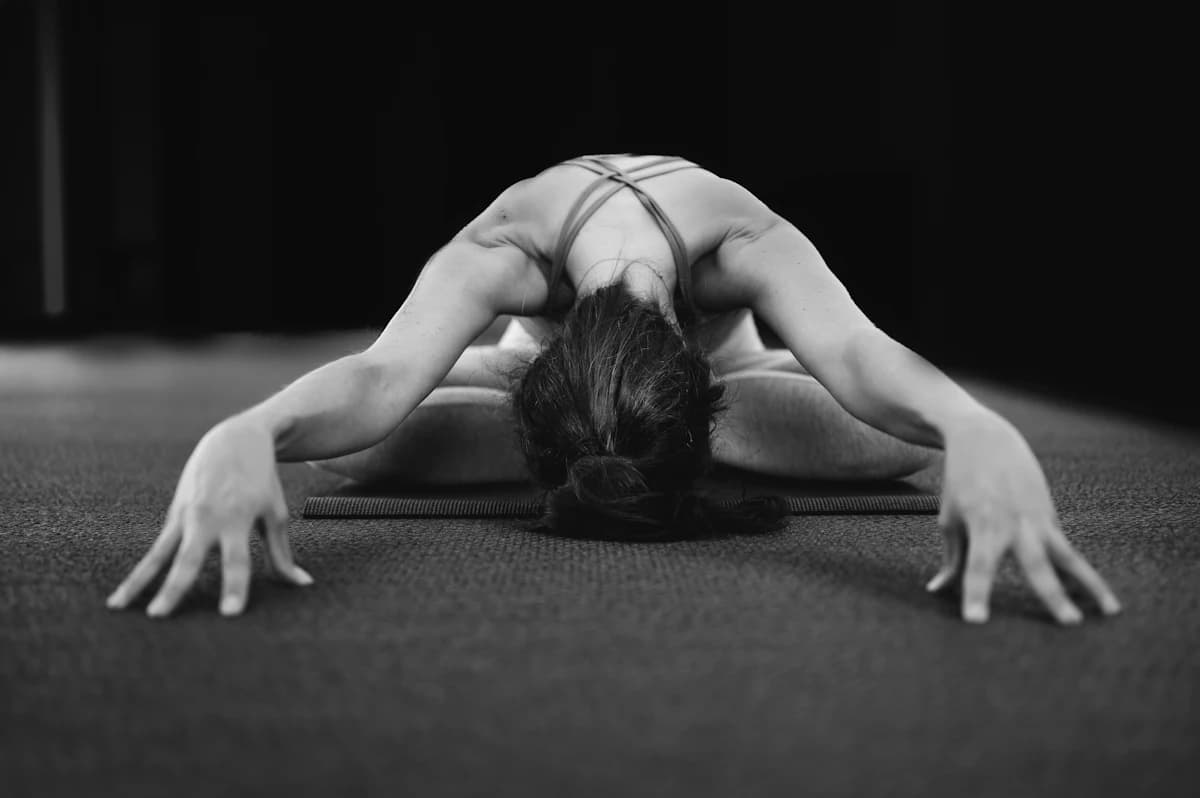 Persoon doet downward dog met goede uitlijning