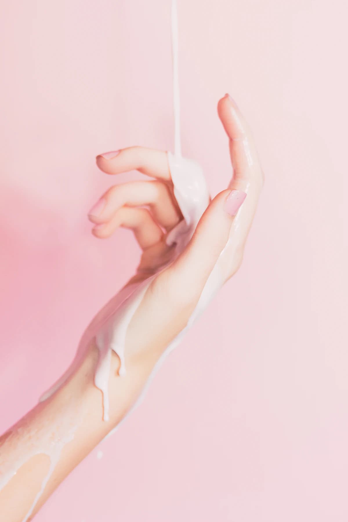 Schoonheidsspecialiste brengt een collageen-stimulerend masker aan tijdens een gezichtsbehandeling in een rustige salon