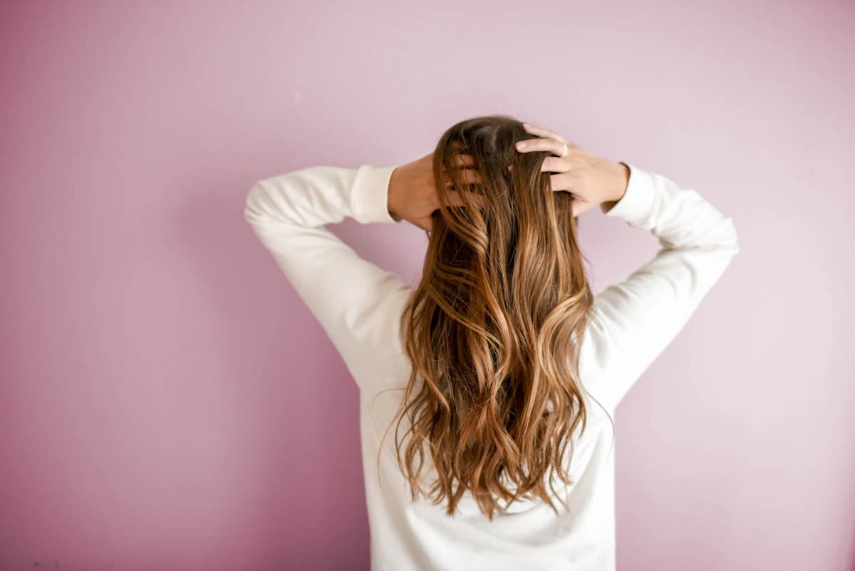 Dermatologe legt collageen-inductietherapie uit terwijl een klant naar voor- en nafoto's kijkt op tablet