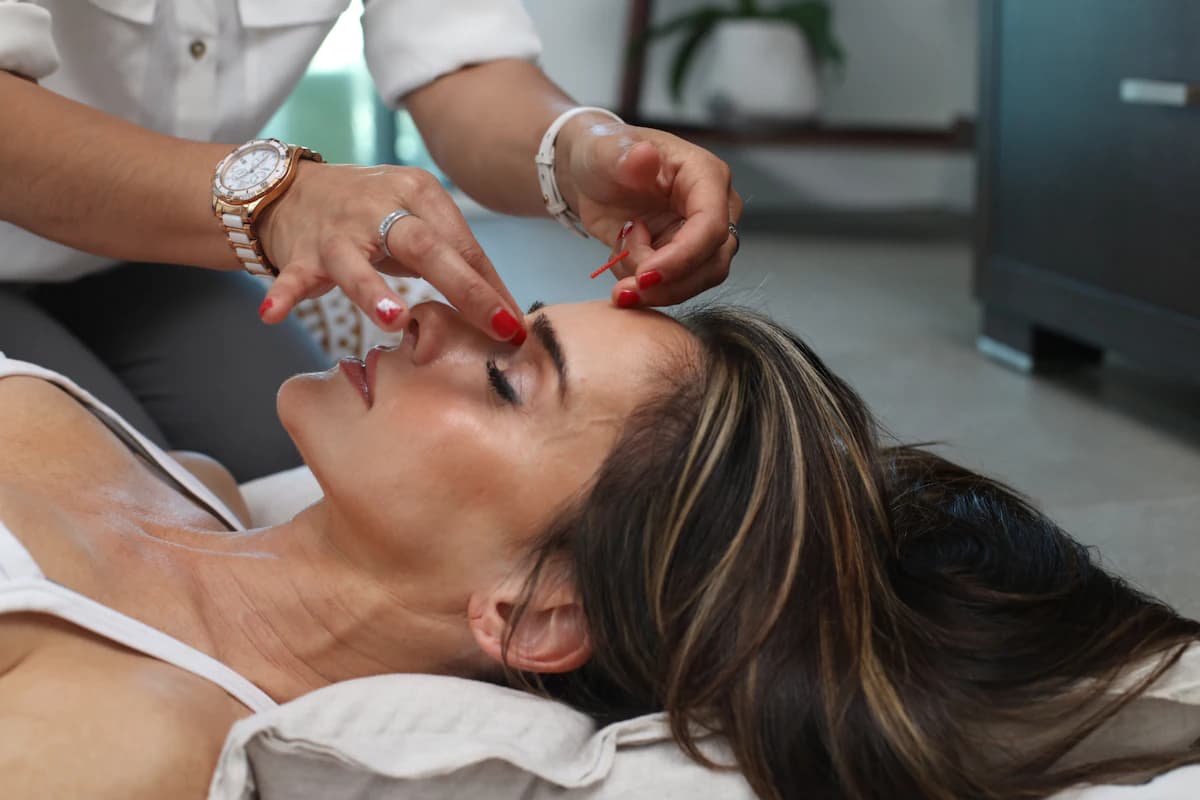 Arts-cosmetica voert RF microneedling-behandeling uit op de wang van een vrouw in een huidkliniek