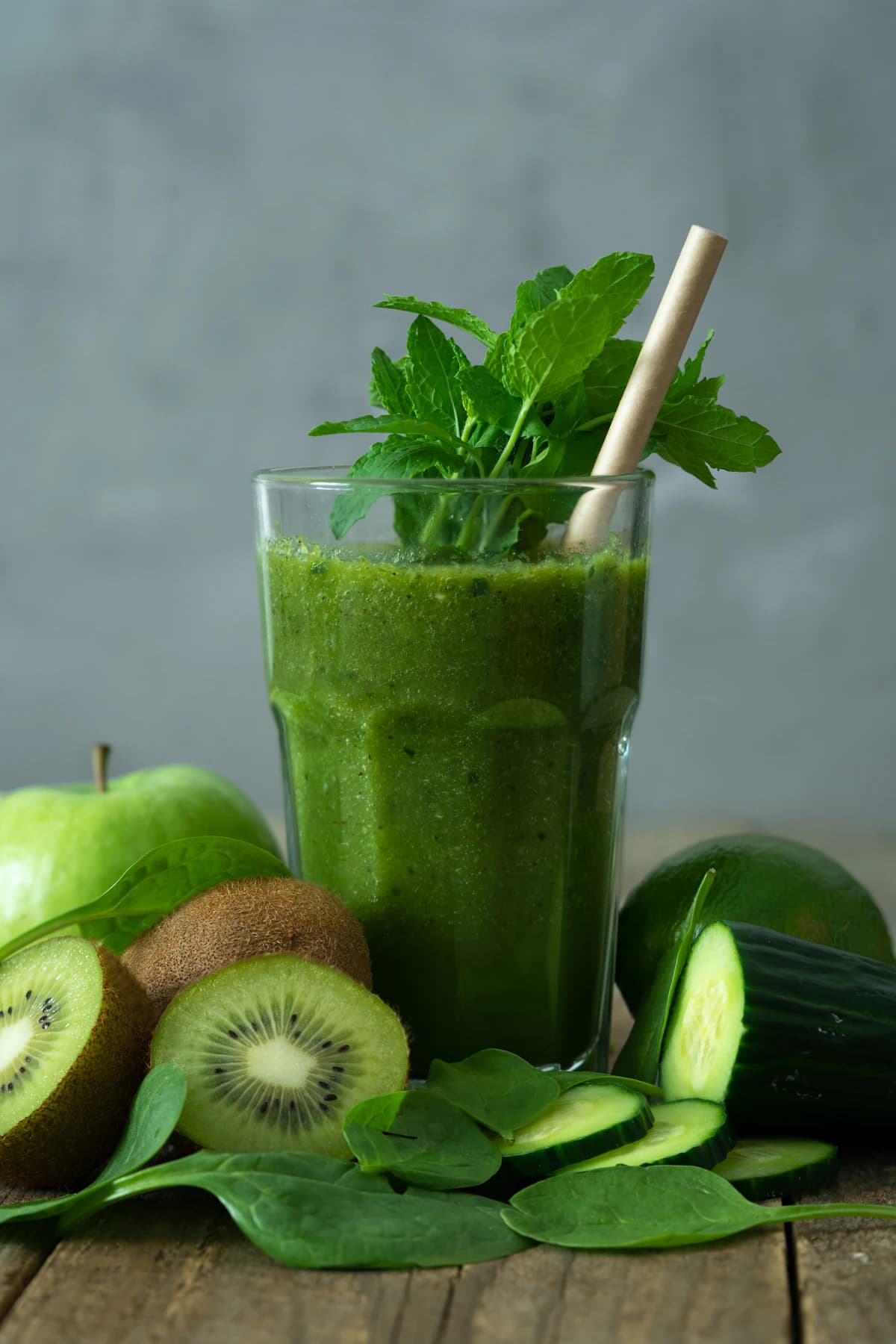 Verse koudgeperste groene sappen op een tafel tijdens een sapkuur op een Nederlandse detox retraite