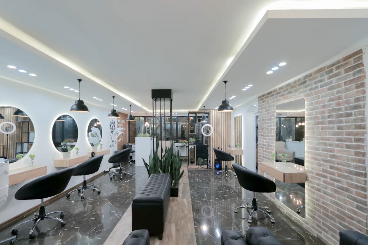 Klant wacht ontspannen in een kappersalon met inloop-systeem zonder vooraf gemaakte afspraak