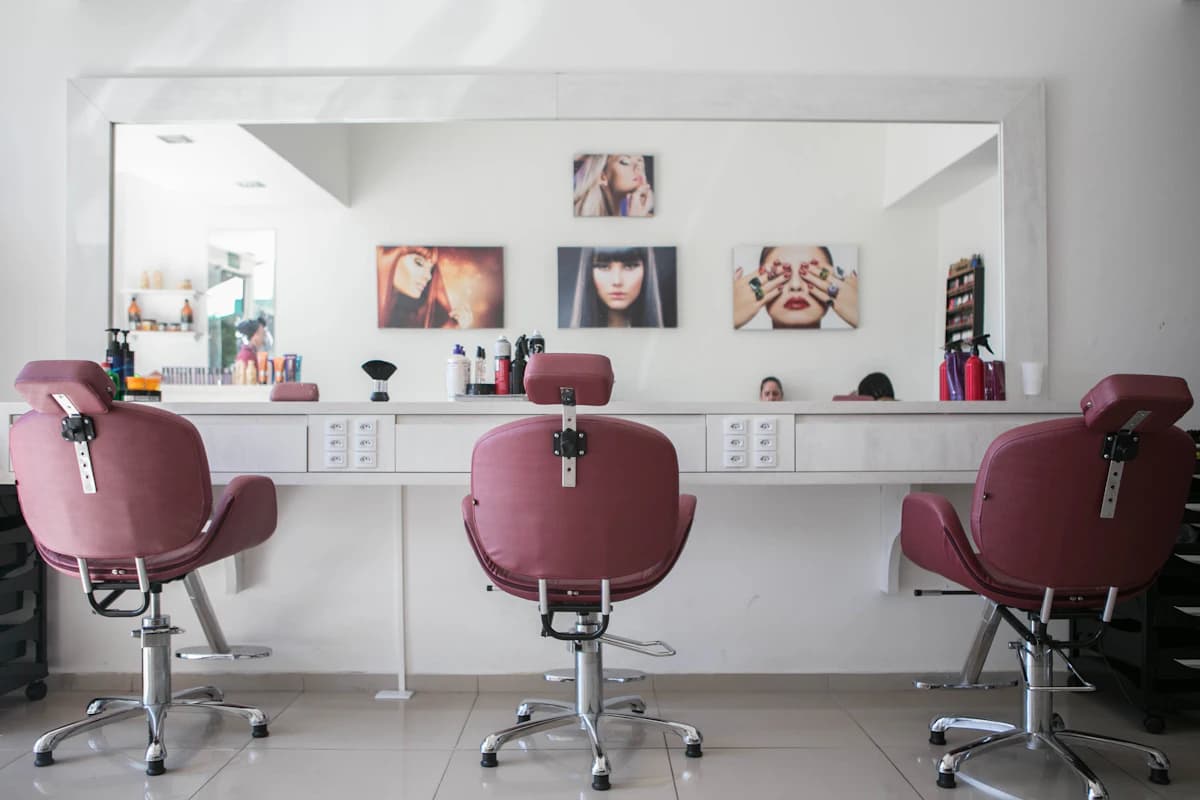 Klant rekent af bij de balie van een kappersalon na een knip-en-stylen-sessie