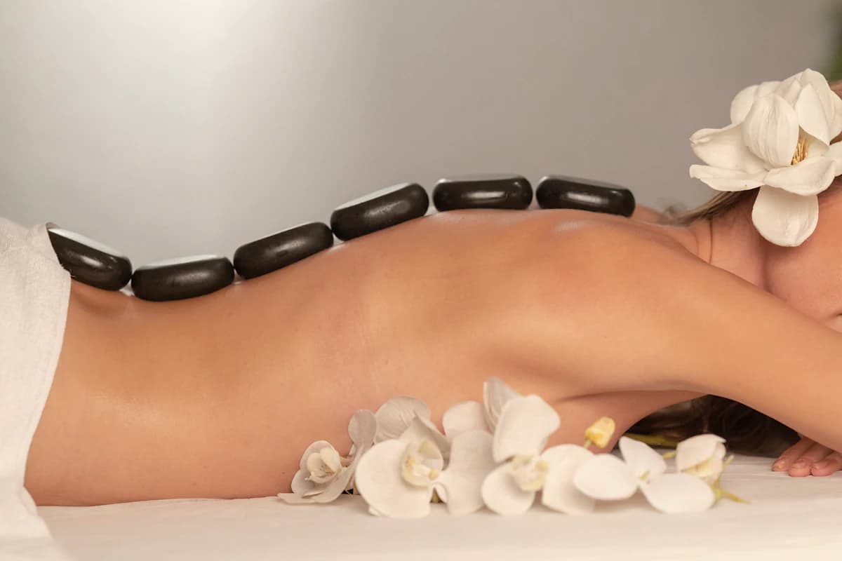 Mobiele masseur richt een opgeklapte massagetafel in in een woonkamer voor een sessie aan huis
