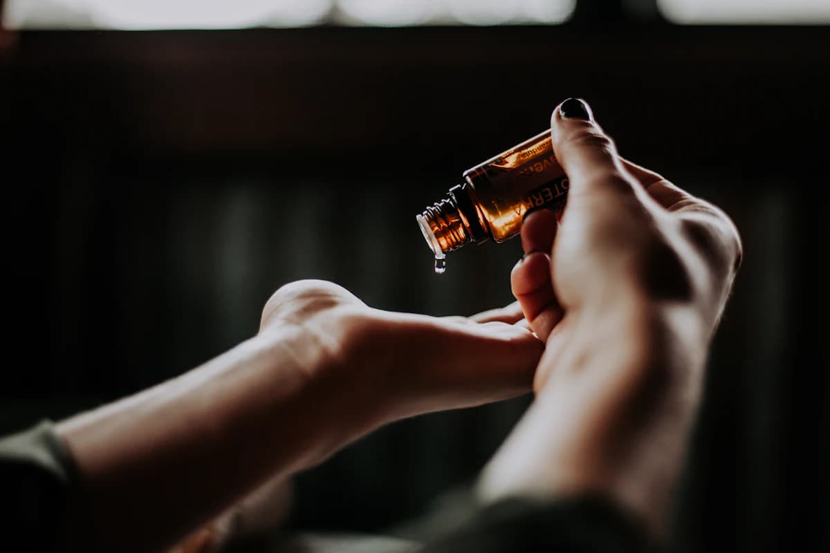 Rustige, lichte ruimte met massagetafel en plant, een veilige omgeving voor herstelmassage na operatie
