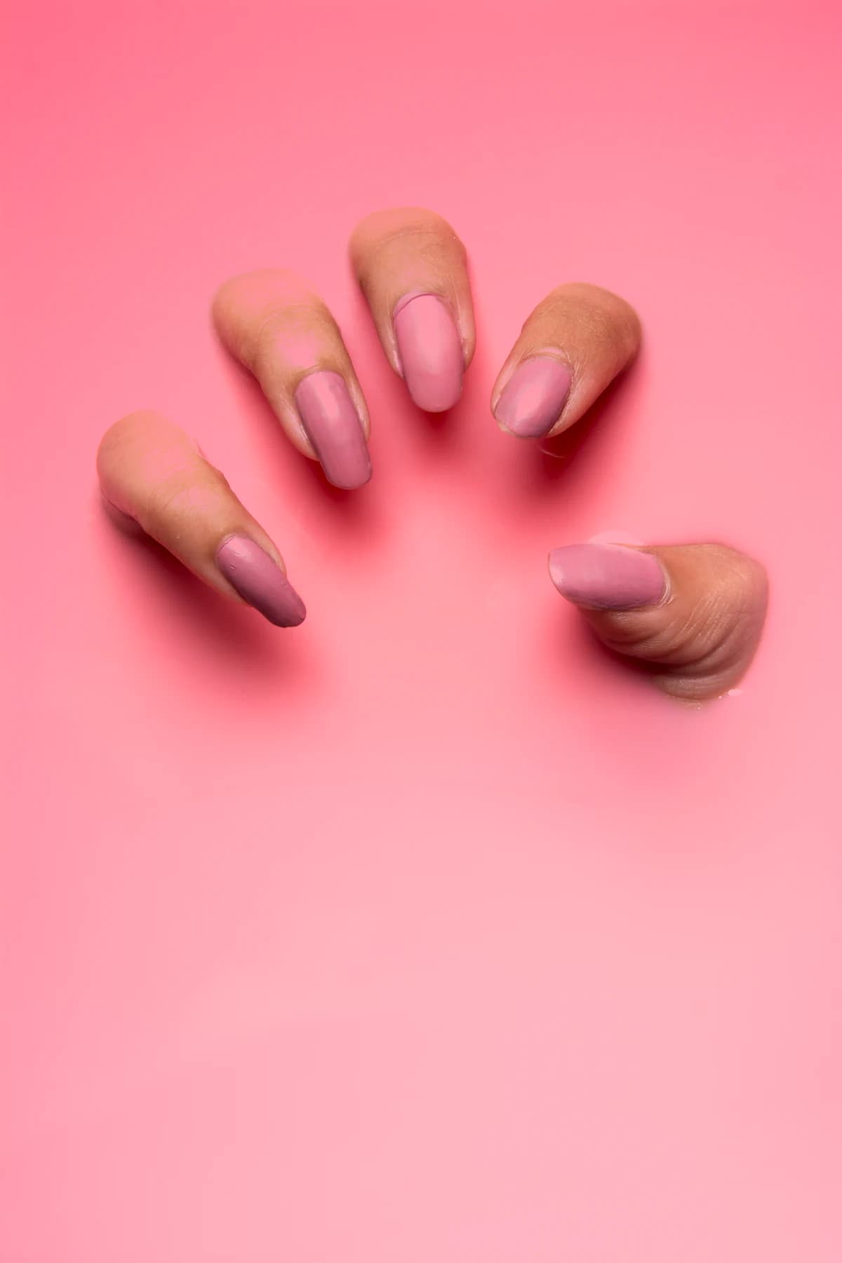 Schone nagelstudio werkplek met georganiseerde instrumenten