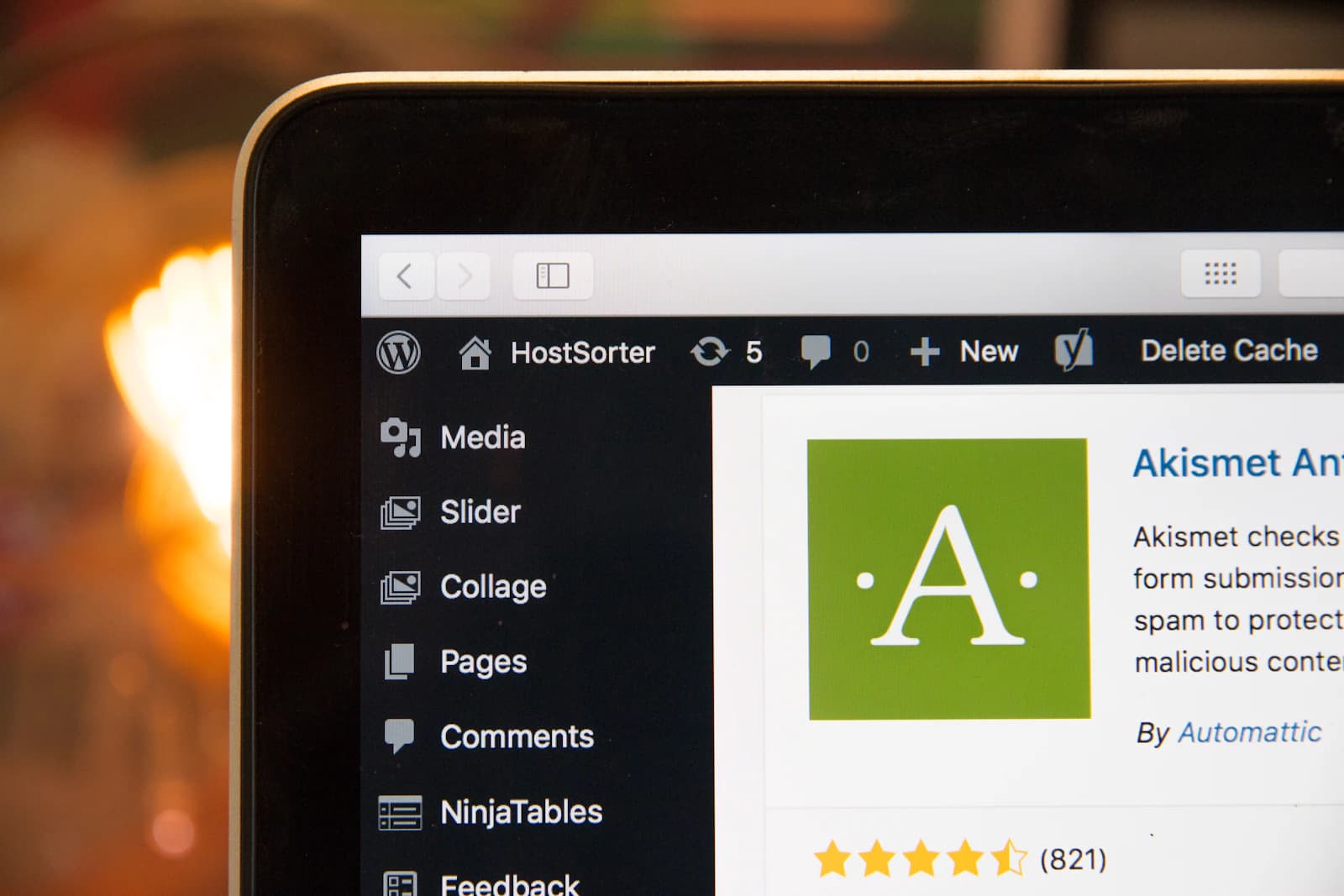Reviews van wellness-professionals beoordelen op een laptop