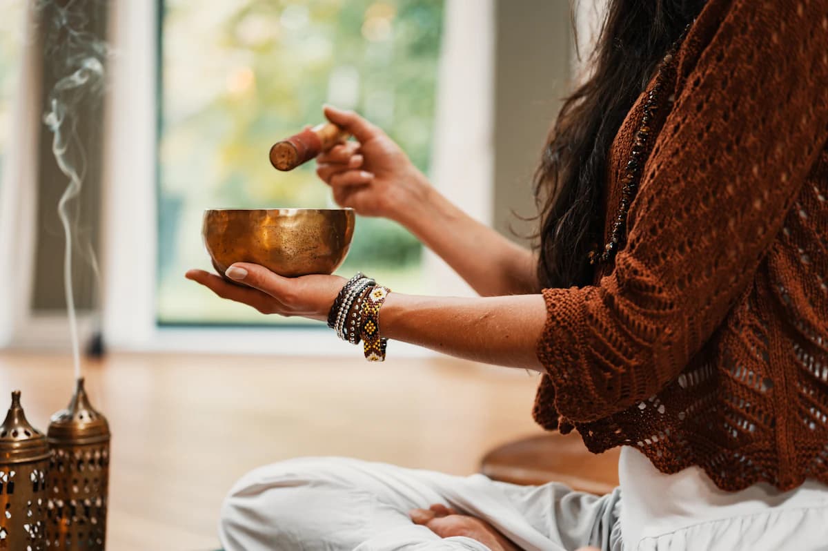 Senior bezoekt eerste stoelyoga les in buurthuis