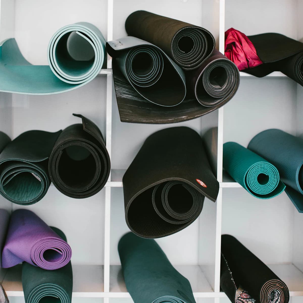 Hot yoga studio met handdoek en warmte zichtbaar