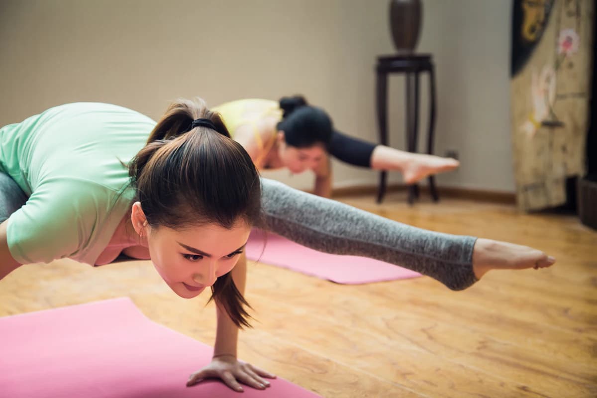 Veilige yoga-houding voor onderrug-mobiliteit